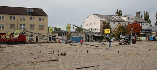 Roncalli Müchen: am 28.09.2017 wurden die Zeltmasten hochgezogen (©Foto: Martin Schmitz)